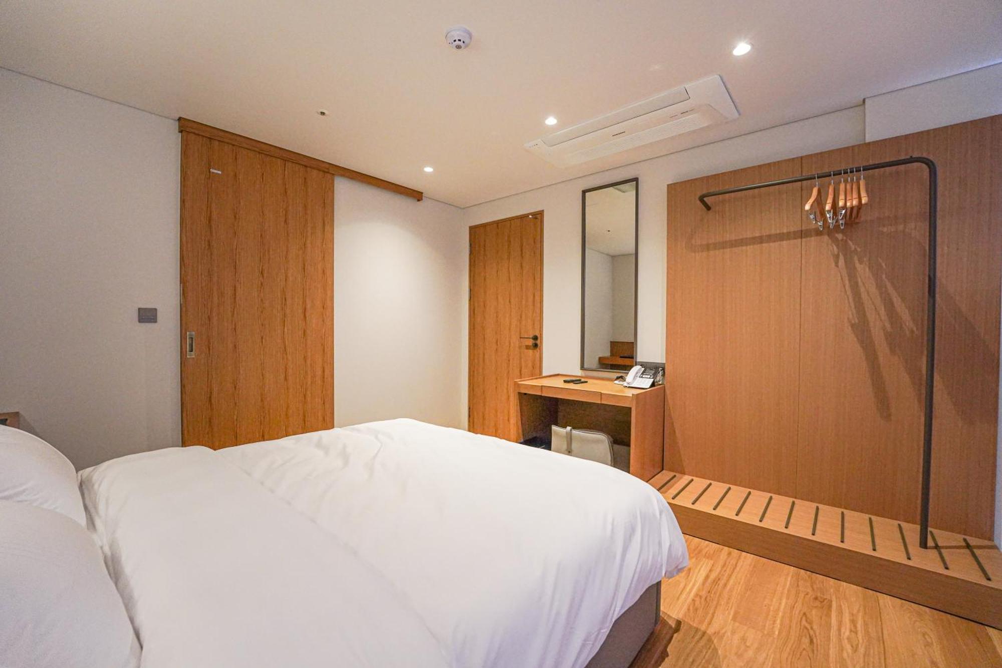 Hotel Ground27 Busan Bagian luar foto