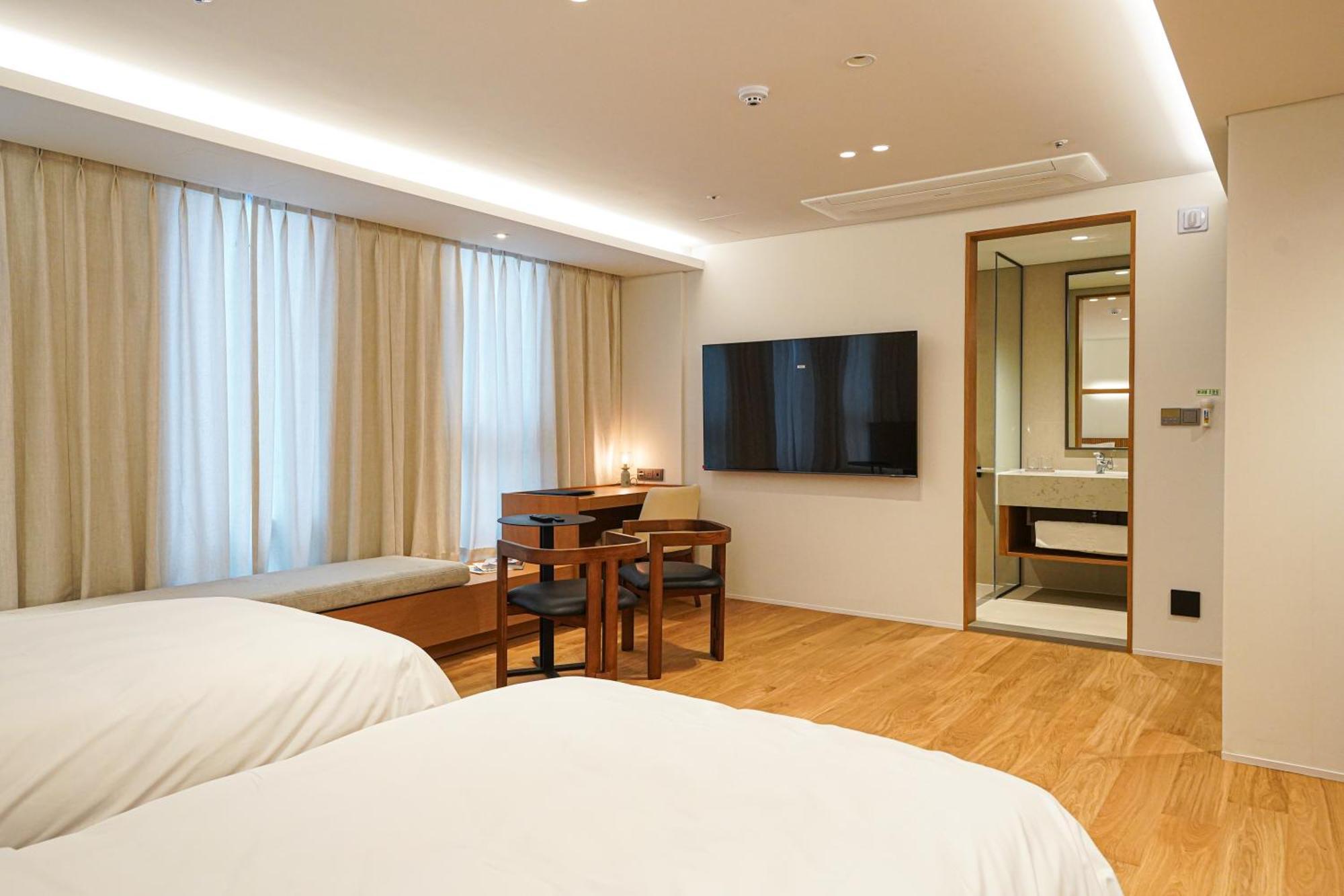 Hotel Ground27 Busan Bagian luar foto